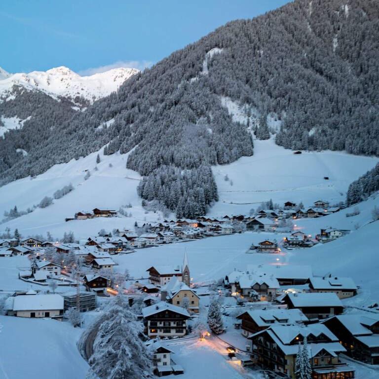 berghotel-alpenfrieden_boxen_lage08_winter-768x1008