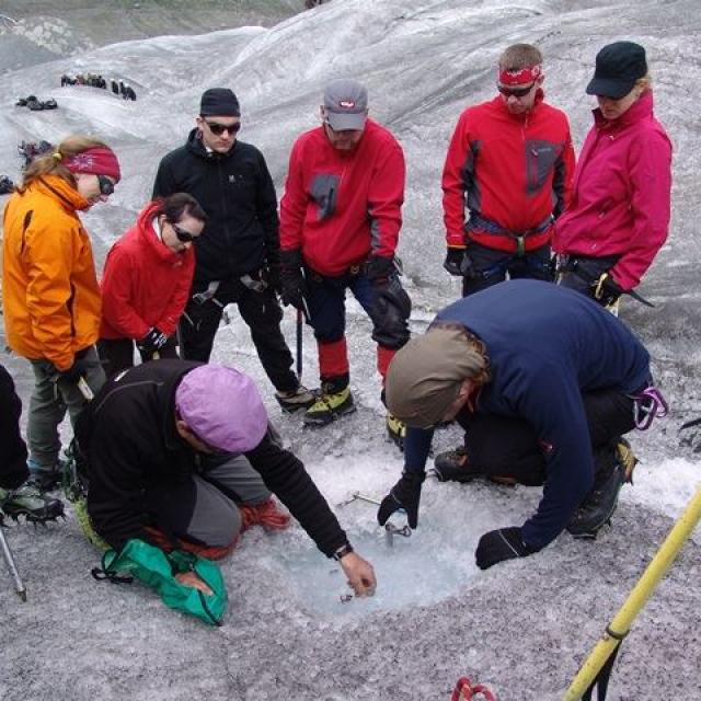 Eiskurs und Felsausbildung Kaunertal Ötztaler Alpen: Eisschrauben setzen
