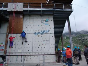 Basiskurs Bergsteigen und Klettern: unsere Kletterwand an der Nebelhorn Bergstation