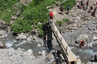 E5 Alpenüberquerung Bergschule Oberallgäu: 1. Brücke auf dem Weg zur Kemptner Hütte