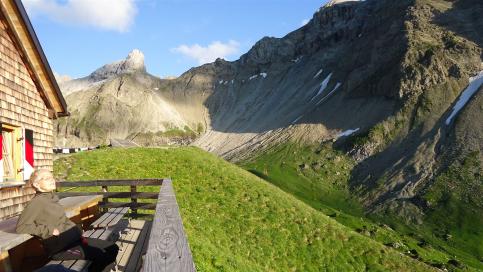 E5 Alpenüberquerung Bergschule Oberallgäu: Terrasse Memminger Hütte