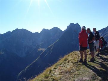 E5 Alpenüberquerung Bergschule Oberallgäu: Seekogel Gipfel über der Memminger Hütte