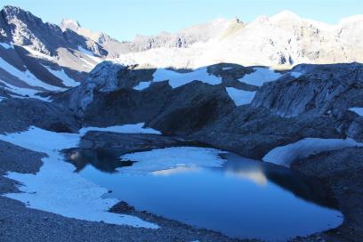 E5 Alpenüberquerung Bergschule Oberallgäu: mittlerer Seewiesee mit Schneeresten