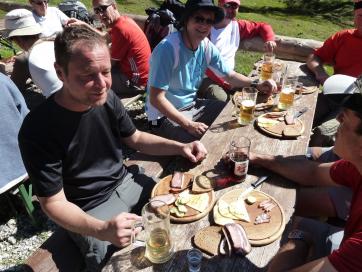 E5 Alpenüberquerung Bergschule Oberallgäu: Brotzeit untere Lochalm