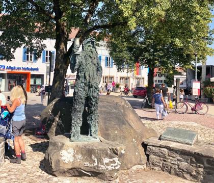 Brunnen Wilde Männle am Bahnhofsplatz Oberstdorf, Treffpunkt der Alpenüberquerung