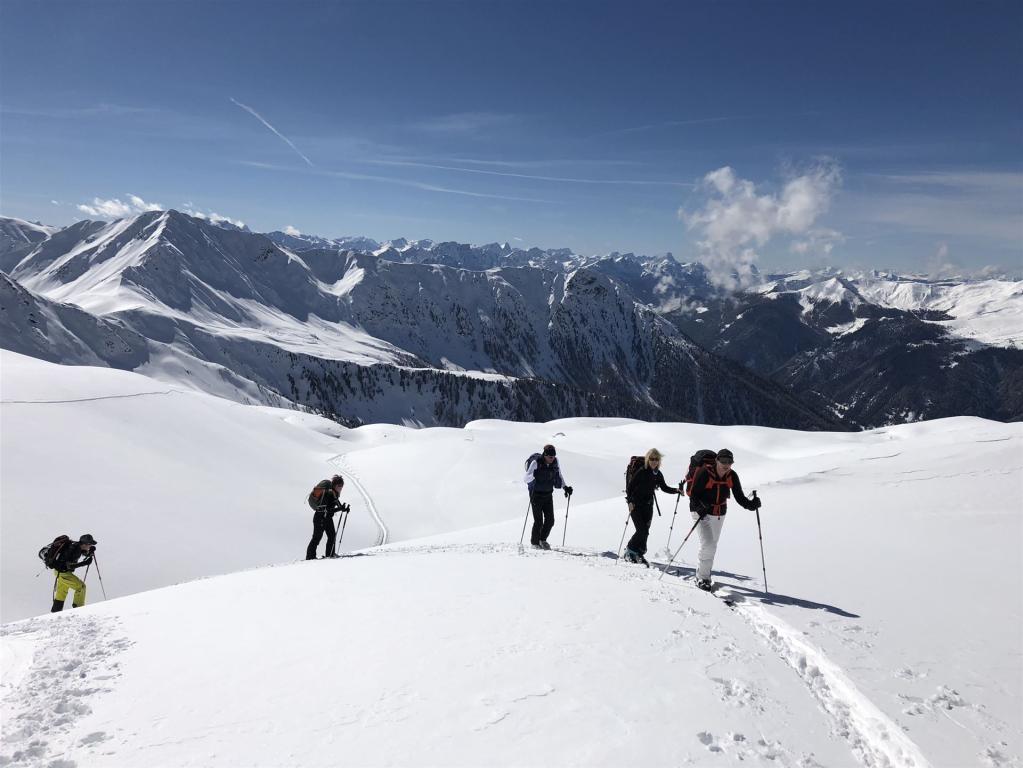 Skitourengruppe im Aufstieg